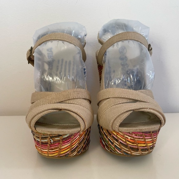 Bakers Tan Peep Toe Buckle Rainbow Basket Weave Style Wedges Women’s 7.5 Slim - Picture 13 of 16